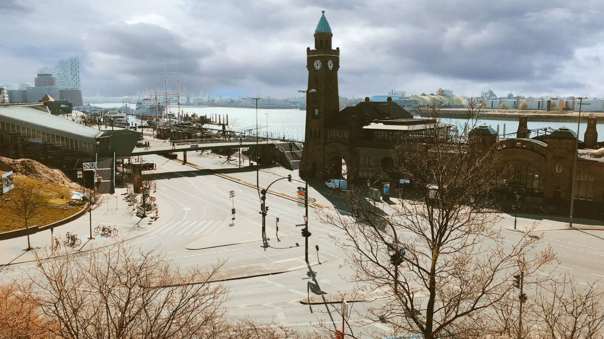 Hamburg Landungsbrücken by Jan Kamensky vorher